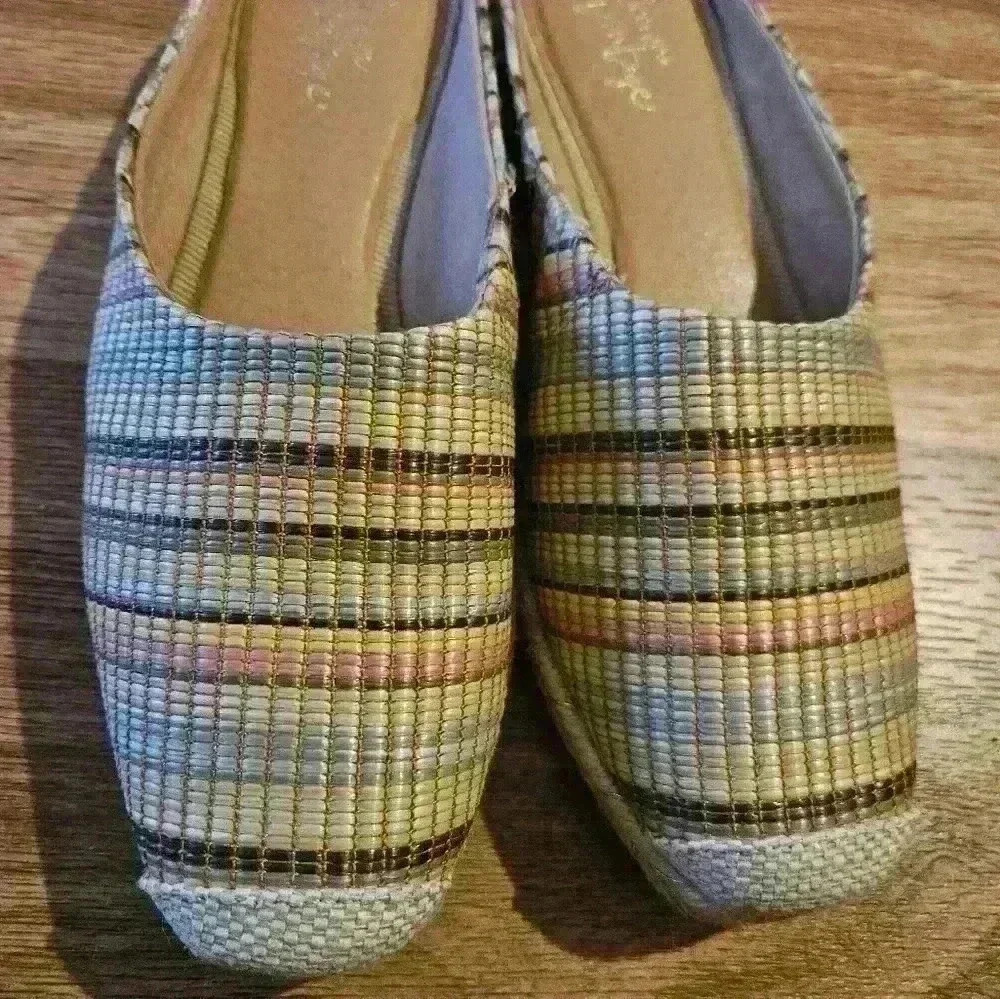 Crown Vintage colorful mule style shoes. Size 7.5